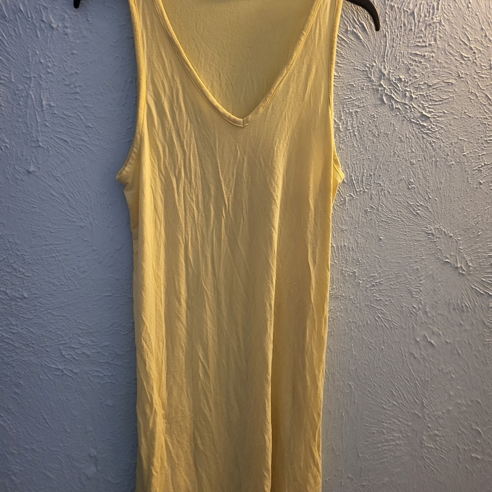 Yellow Gap sleep shirt size M v-neck in great condition